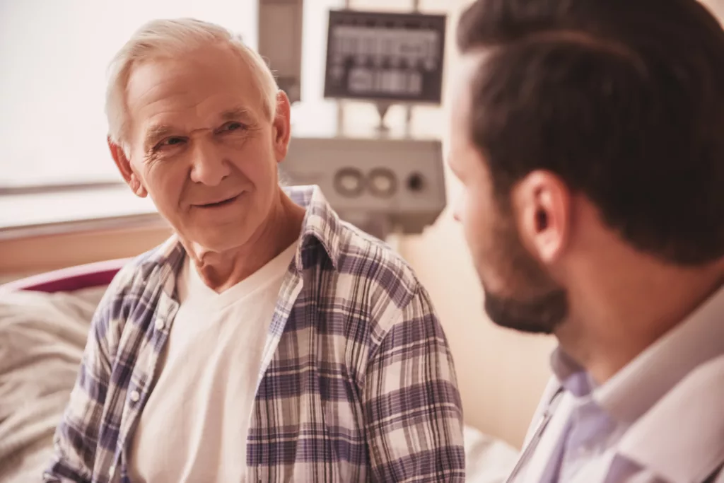 um senhor falando com o médico para ver o resultado do seu check-up urológico